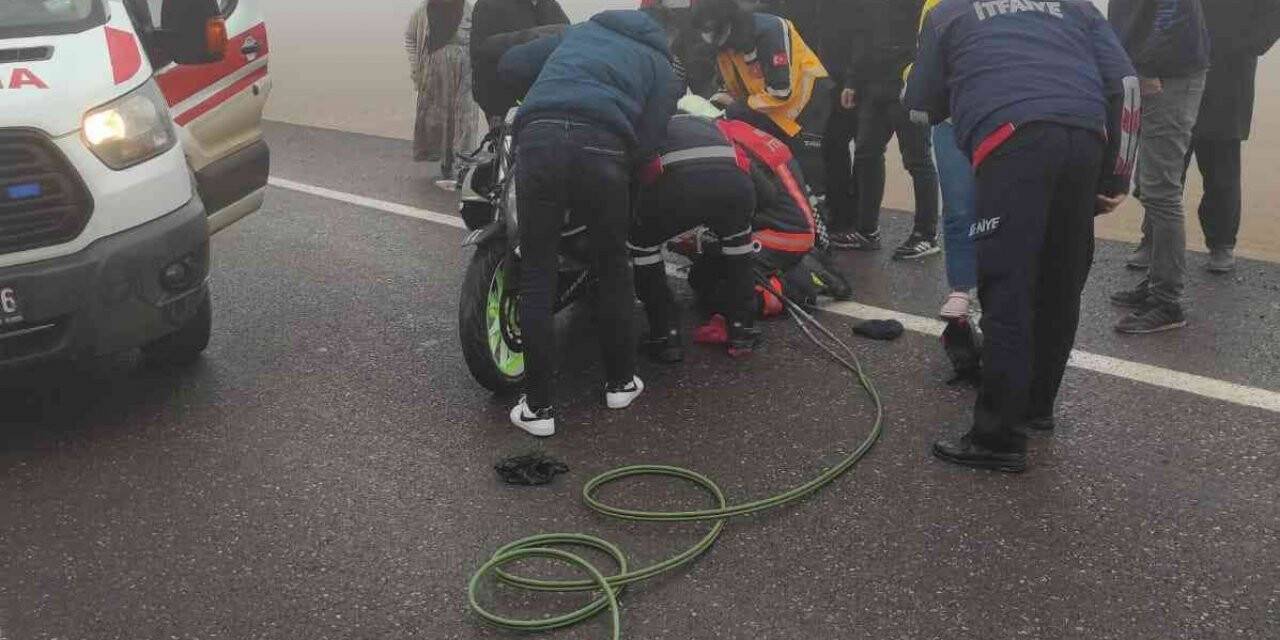 Ayağı motosiklet tekerine sıkışan sürücü itfaiye ekipleri tarafından kurtarıldı