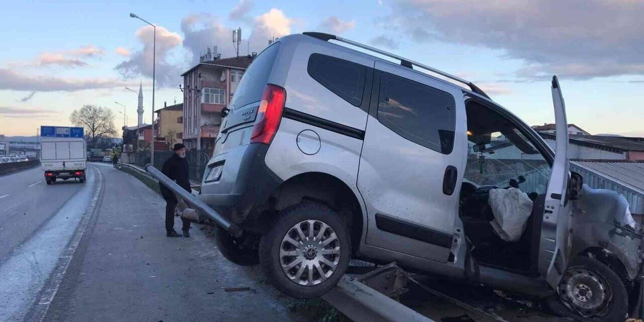 Bariyerlere çarpan hafif ticari araç duvarda asılı kaldı