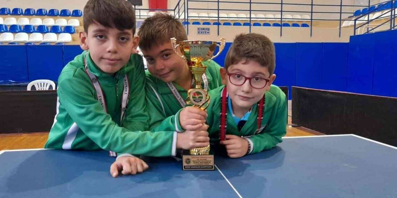 Salihli Belediyespor masa tenisinde Ege Bölgesi şampiyonu oldu