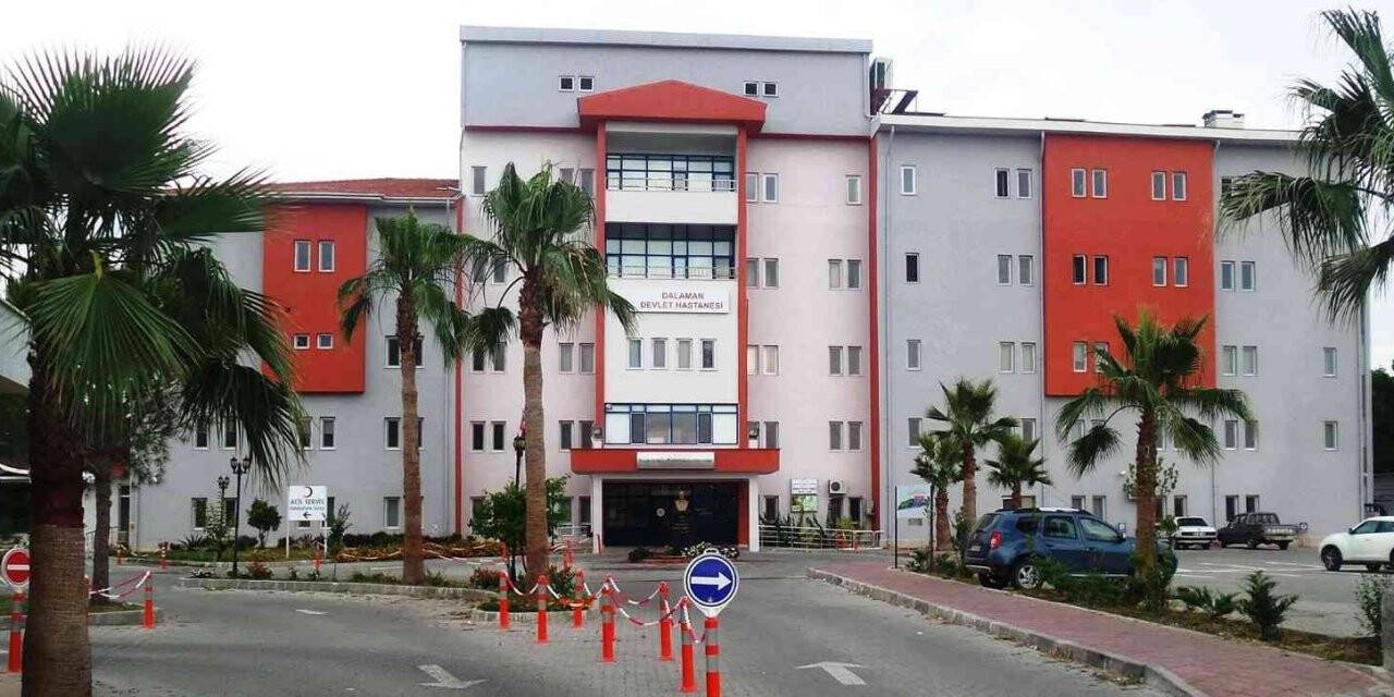 Hastanede kendisi satırla, kız arkadaşı makasla saldırdı