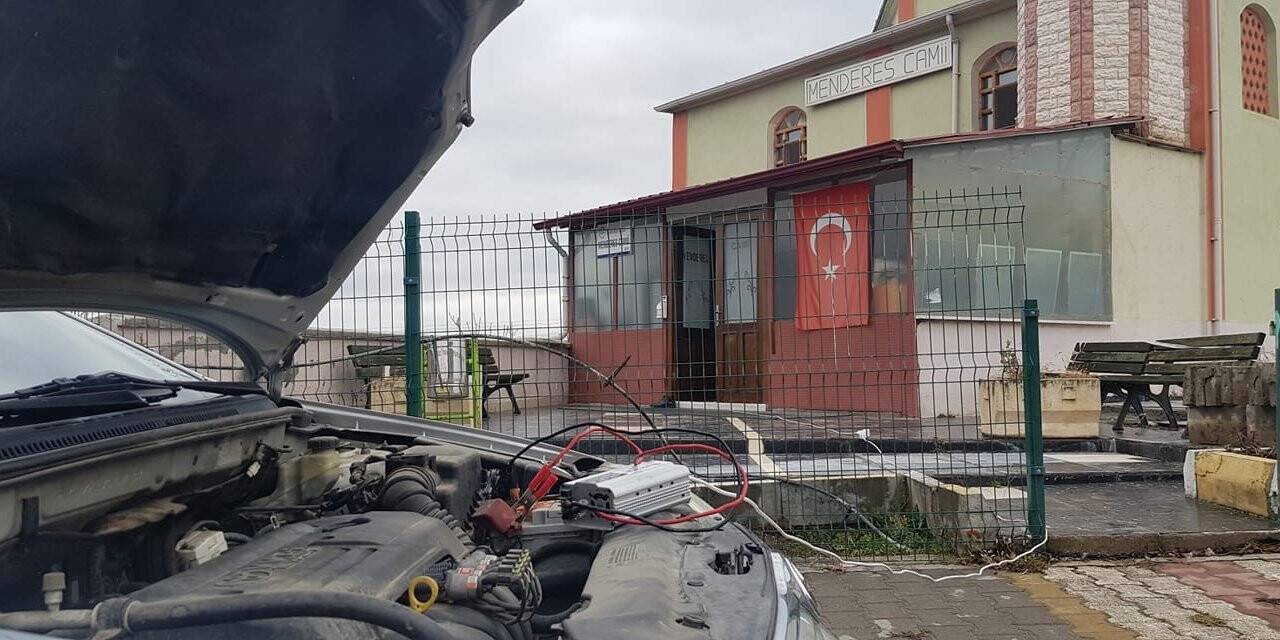 Elektrik kesintisi sonrası imamdan ezan okumak için ilginç çözüm