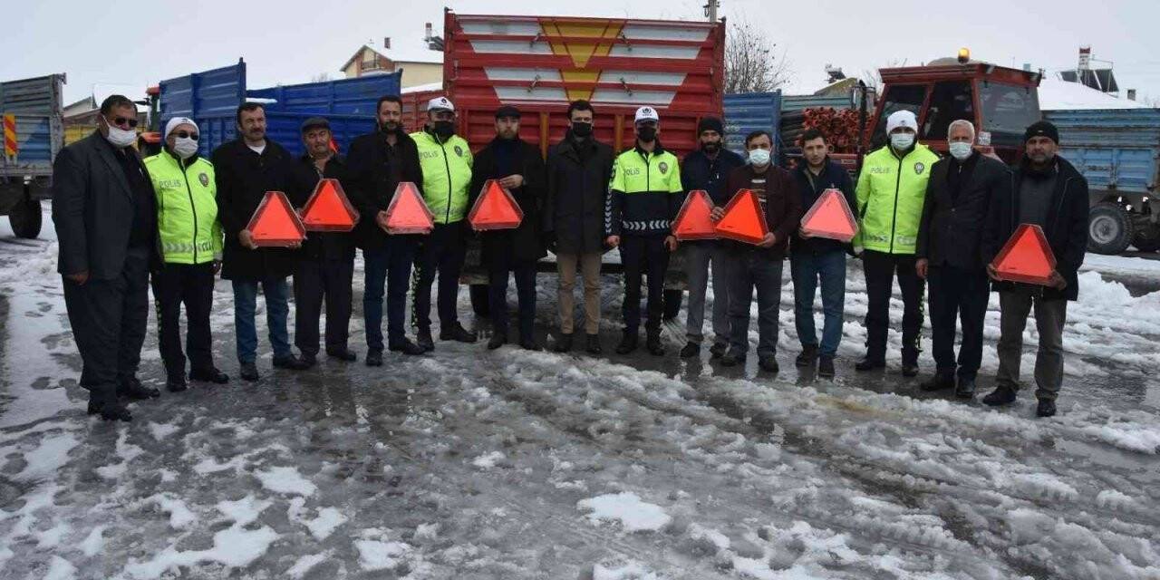 Konya’da trafik ekipleri kazaları önlemek için araçlara reflektör dağıttı