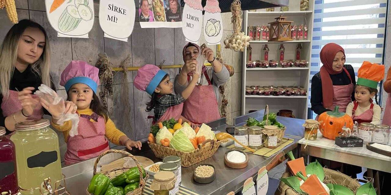 Esenler’de anneler ve kızları turşu kurup sattı