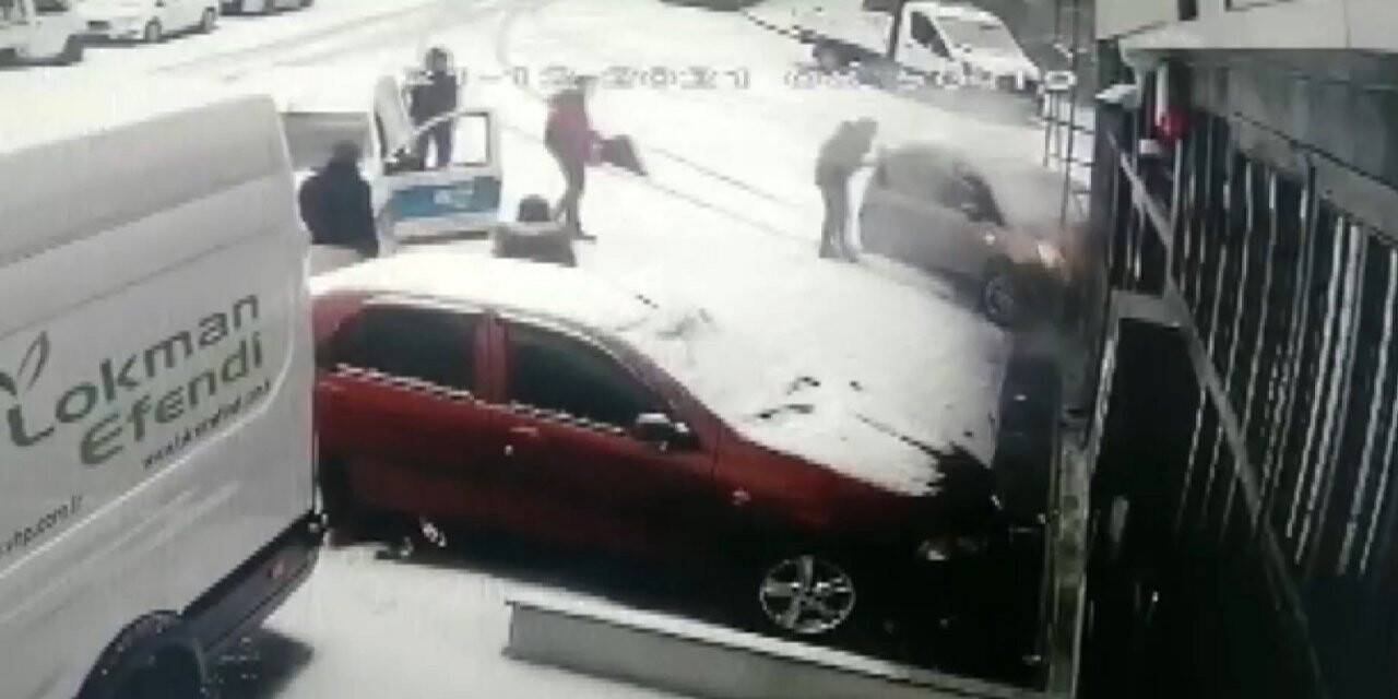 Karda kayan otomobil iş yerinin duvarına çarptı