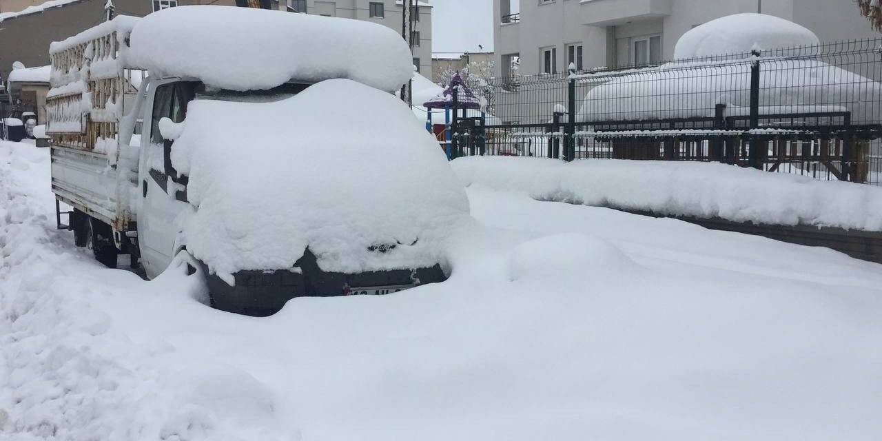 Karlıova’da araçlar kara gömüldü