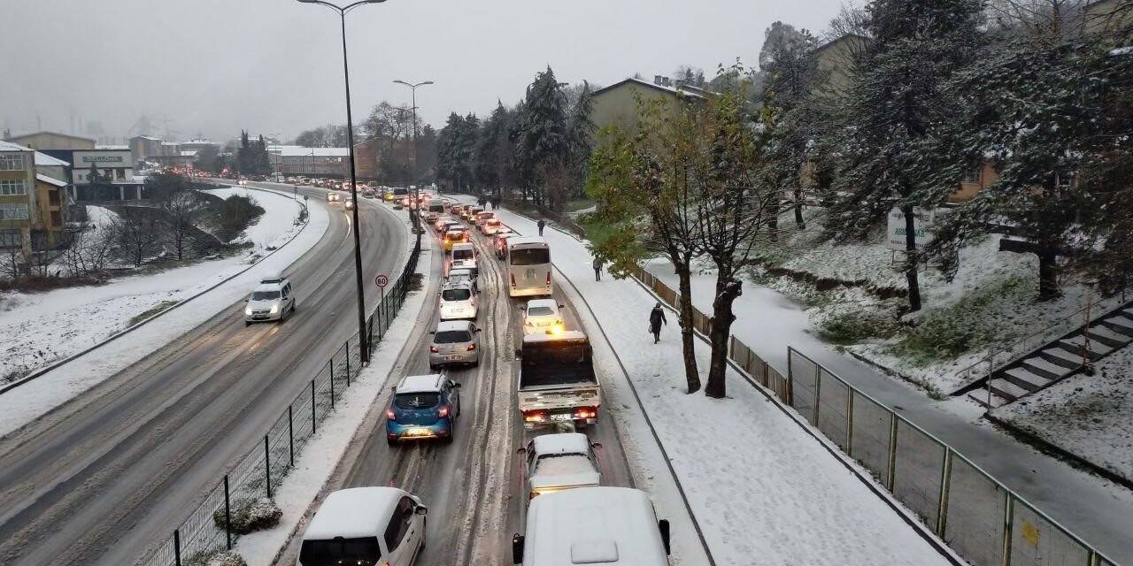 Kar yağışı trafikte aksamalara neden oldu, bir araç su kanalına düştü