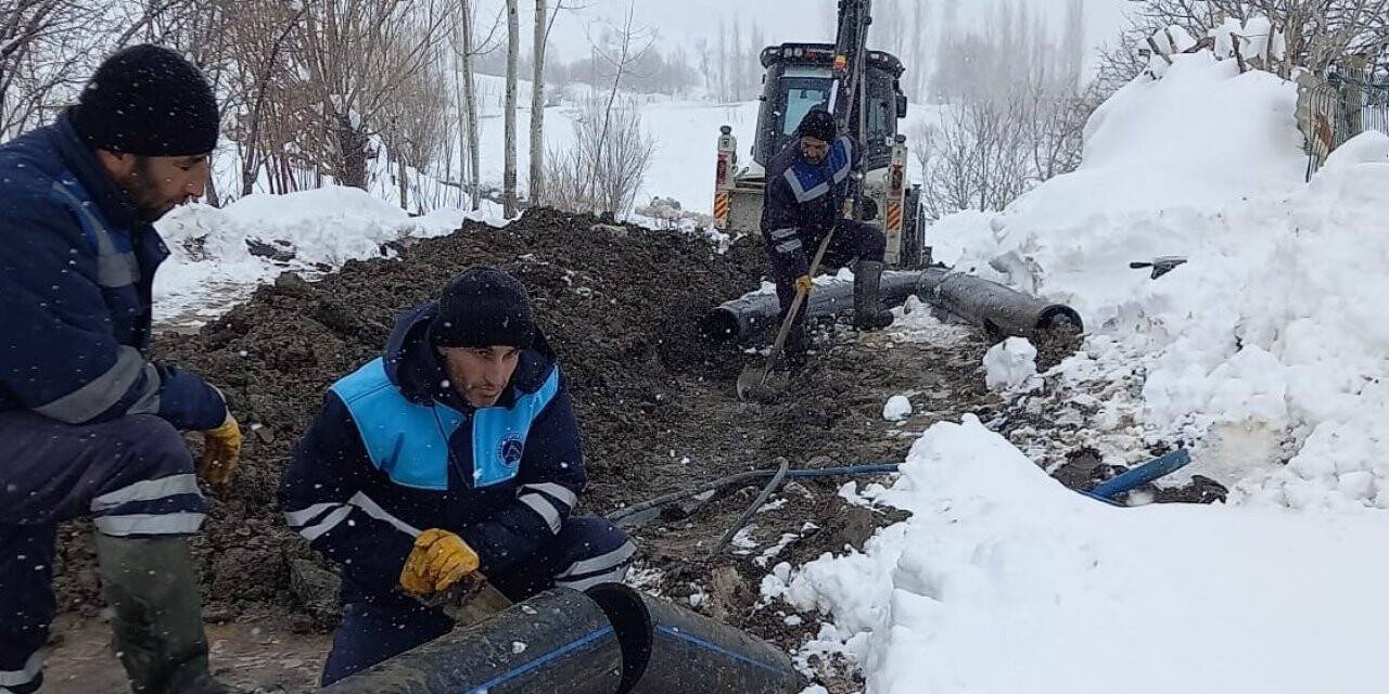 Hakkari’de kar yağışı altında su arıza onarımı