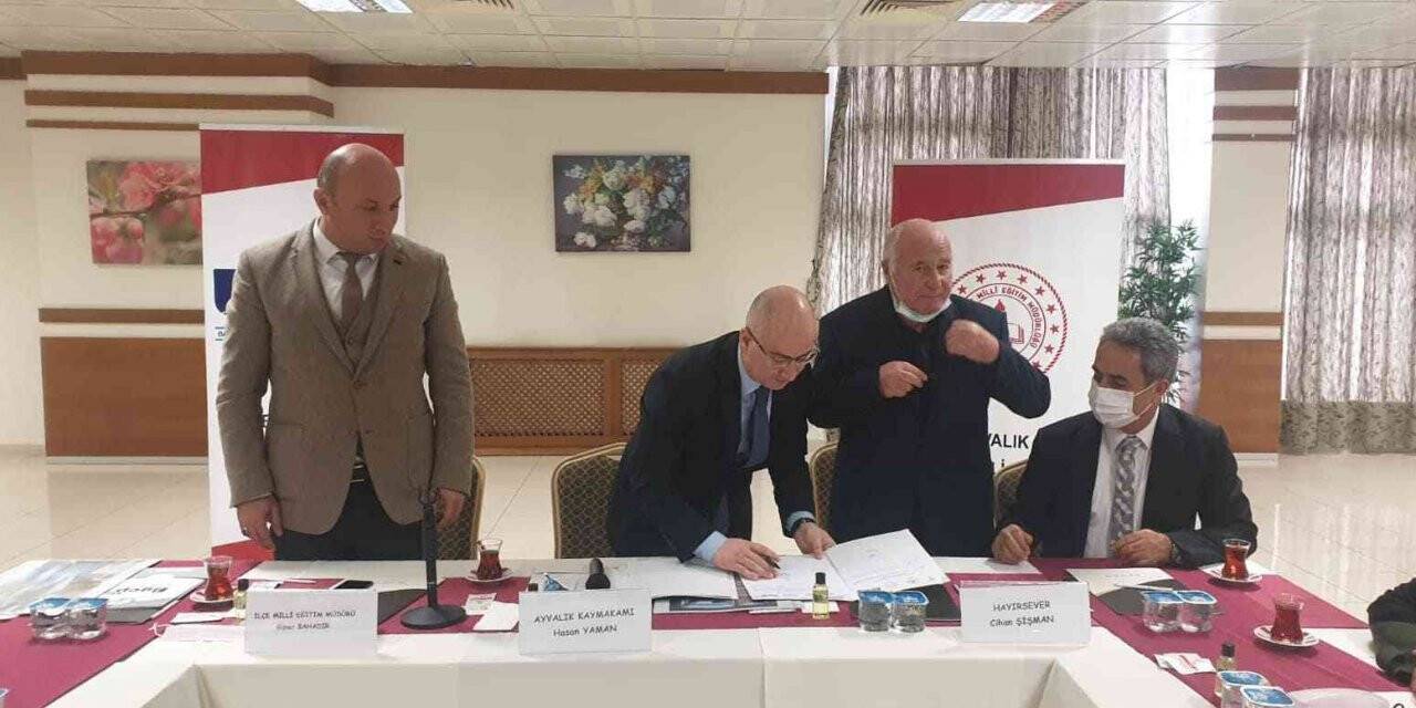 Ayvalık’ta eğitime hayırsever destekleri