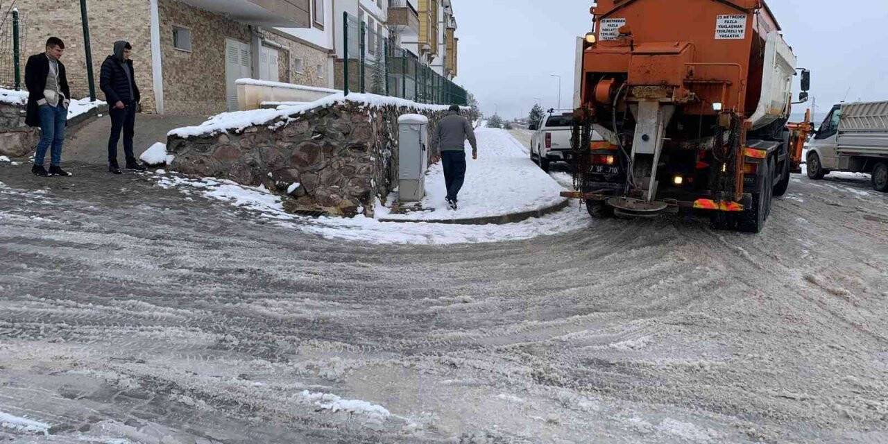 Kastamonu Belediyesi, kar yağışının ardından temizlik çalışması başlattı