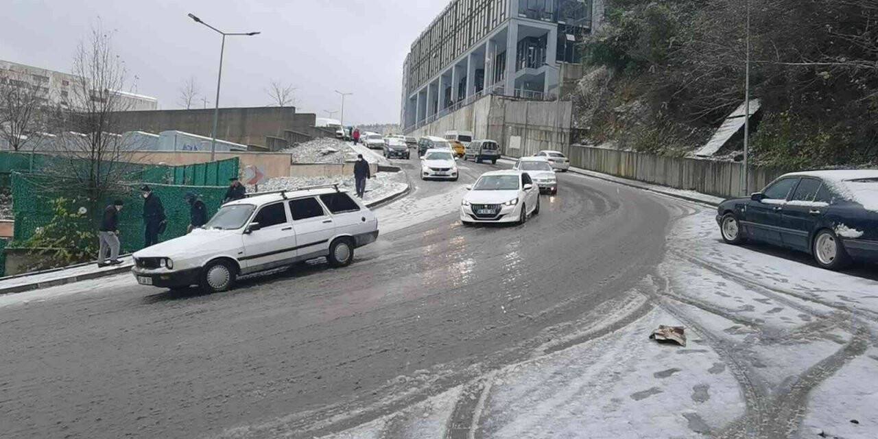 Yoğun kar yağışı karayollarında etkili oldu