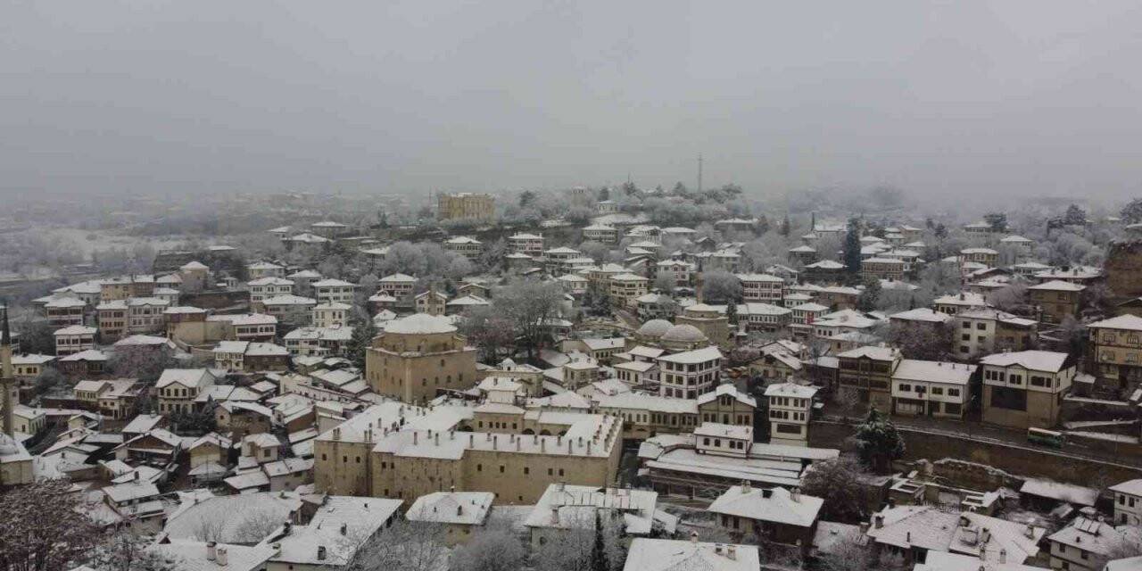 Safranbolu’da etkili olan kar en çok çocukları sevindirdi
