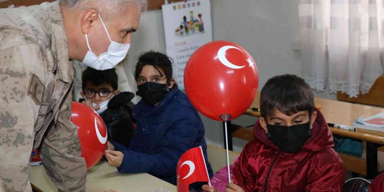 Jandarma ekipleri öğrencilerle bir araya geldi