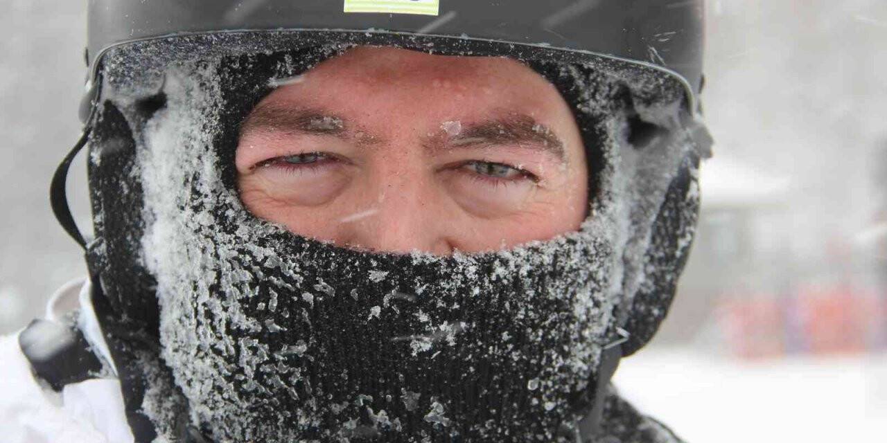 Erzurum’da lapa lapa yağan kar, kimine işkence kimine eğlence oldu
