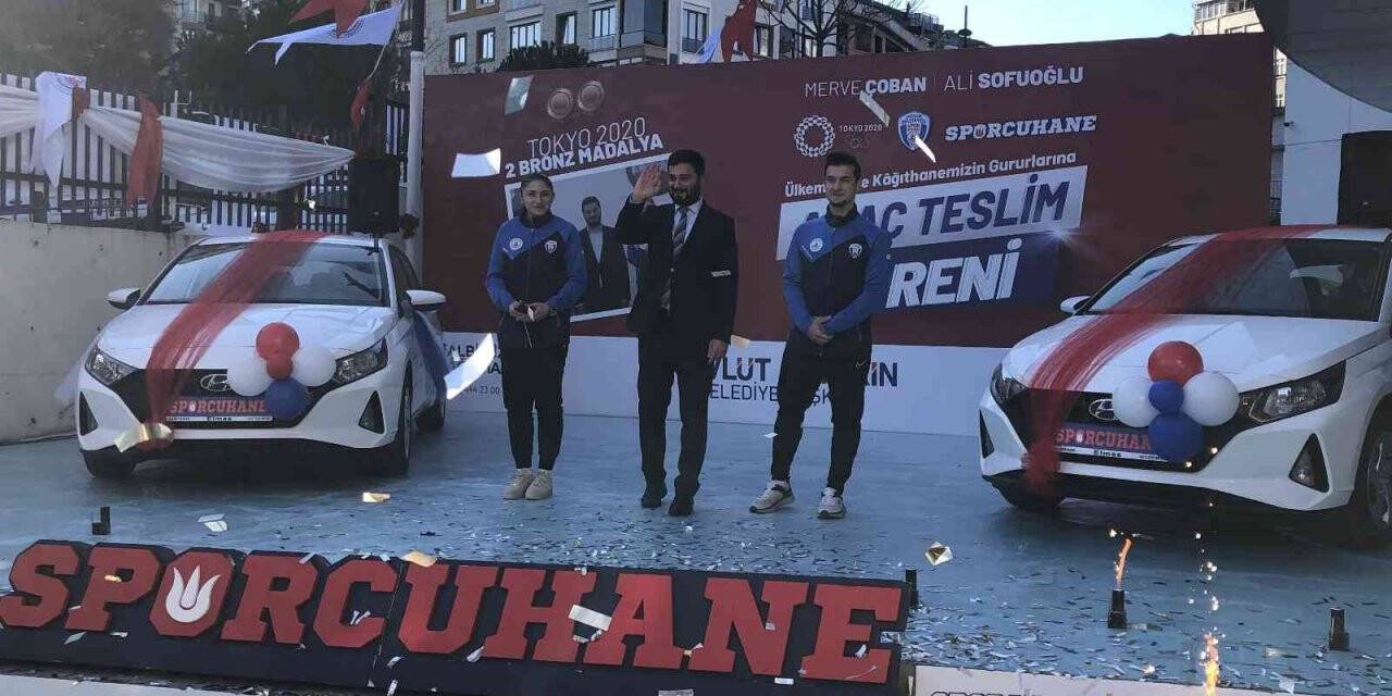 Milli sporculara araba hediye edildi