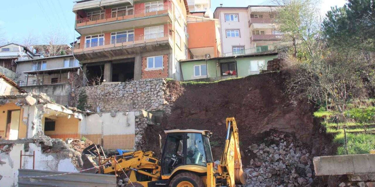 Çöken istinat duvarında çalışmalar devam ediyor