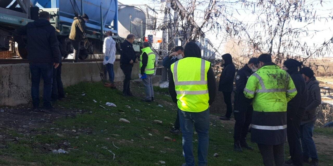 Demiryolunda yürüyen şahsa tren çarptı
