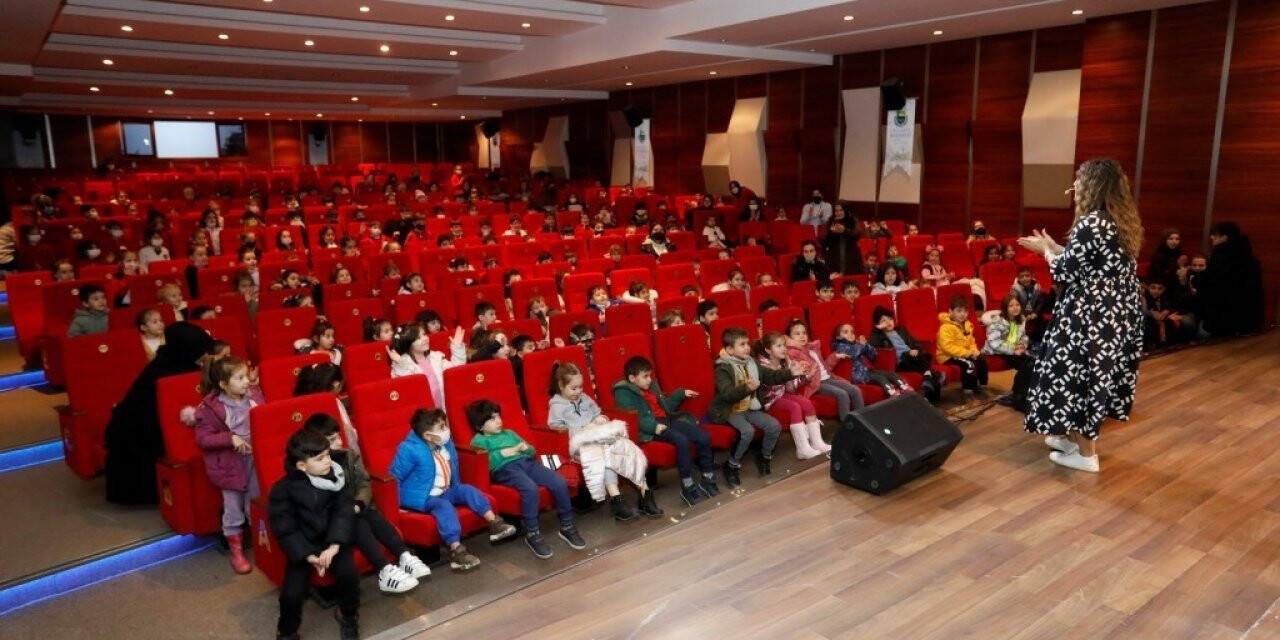 Keloğlan horozunu öğrencilerle aradı