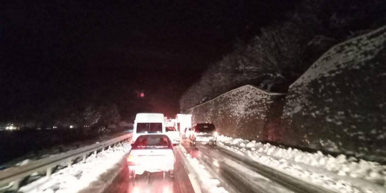 Kar esaretini gösterdi, saatlerce uzun kuyruklar oluştu