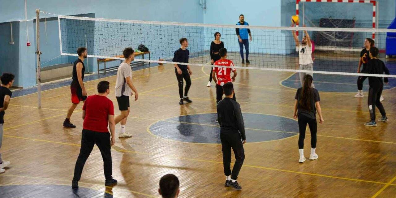 Başkan Çakın, gençlere sürpriz yaparak voleybol maçına katıldı