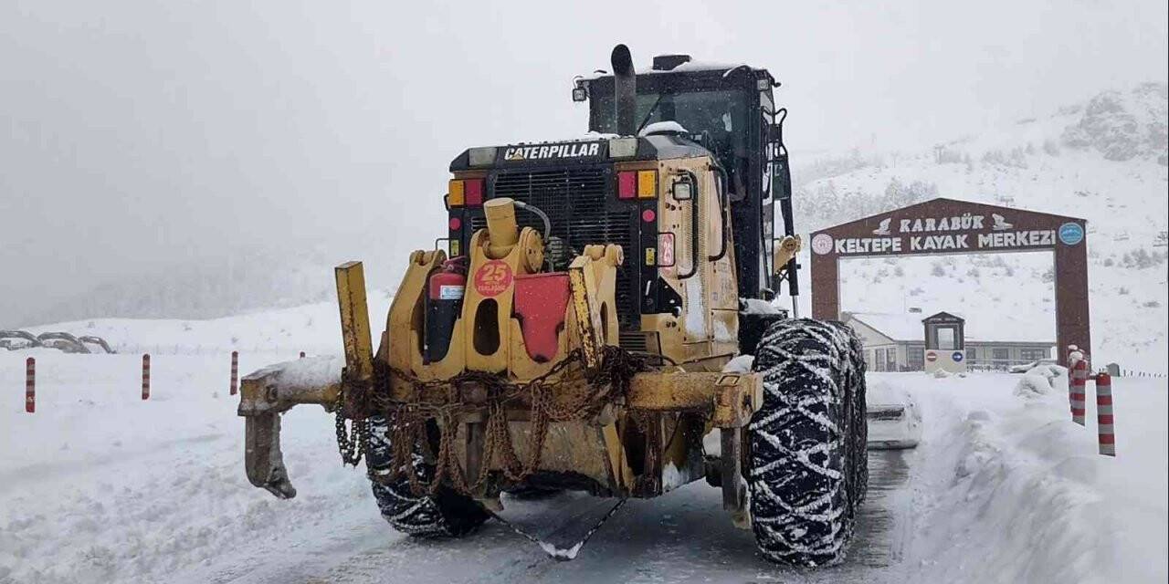 Karabük’te köy yollarında kar küreme çalışmaları başladı