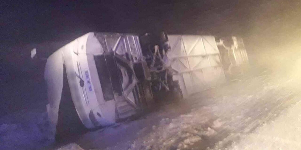 Tatvan’da tipi ve fırtına nedeniyle iki otobüs devrildi: 35 yaralı