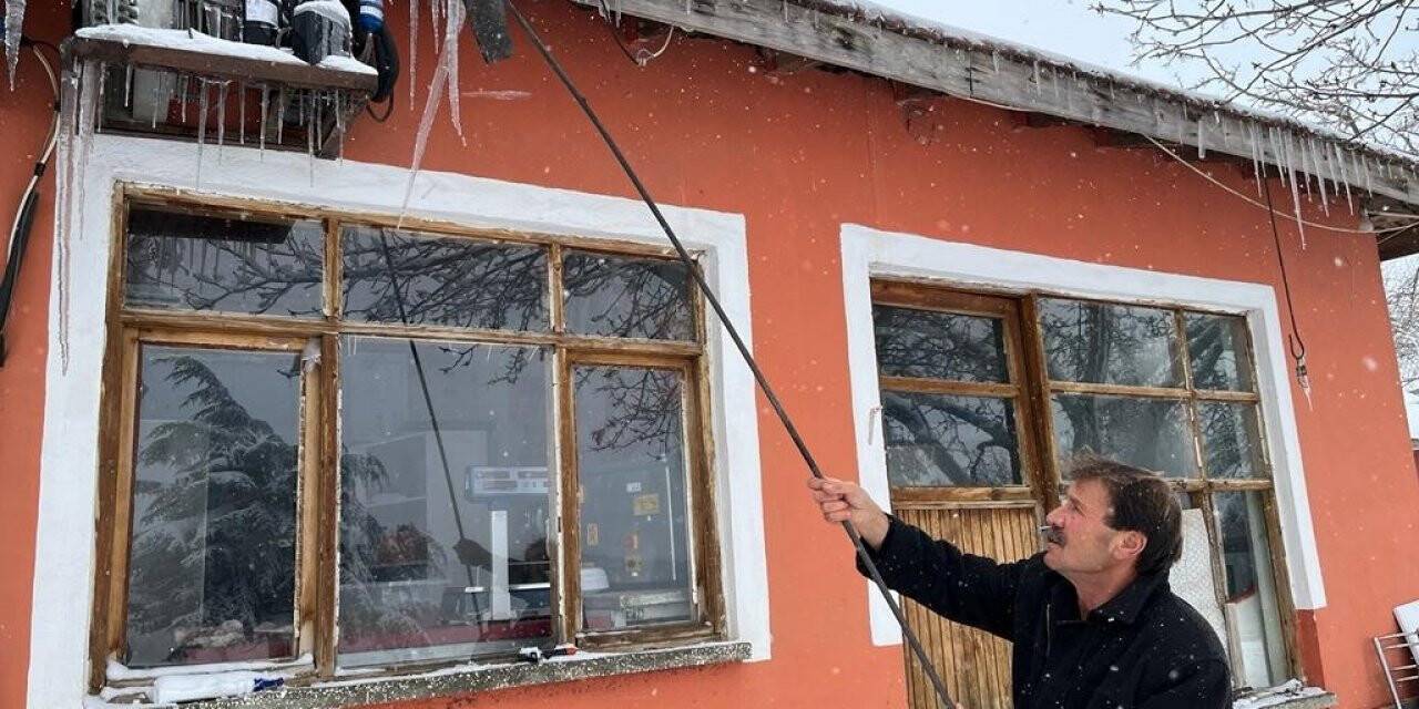 Boyları yarım metreyi bulan buz saçakları esnafa zor anlar yaşattı