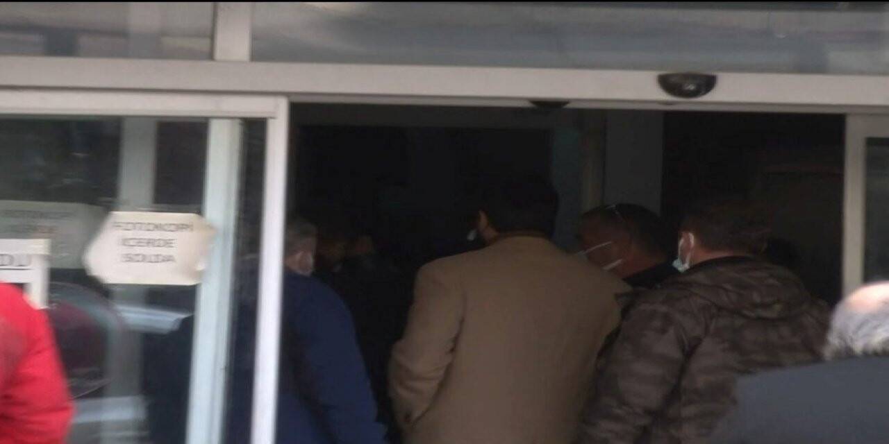 Burak Özçivit set çalışanlarına hakaretten hakim karşısında