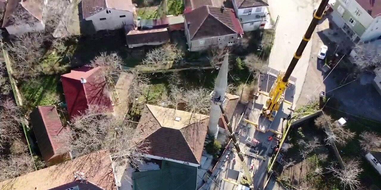 Arnavutköy’de lodosta hasar gören minare yıkılmaya başlandı