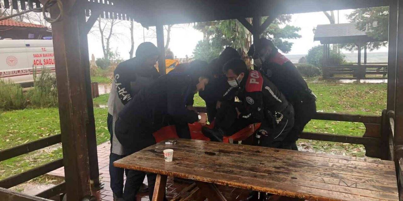 Rize’de Gürcistan uyruklu şahıs donmak üzereyken bulundu