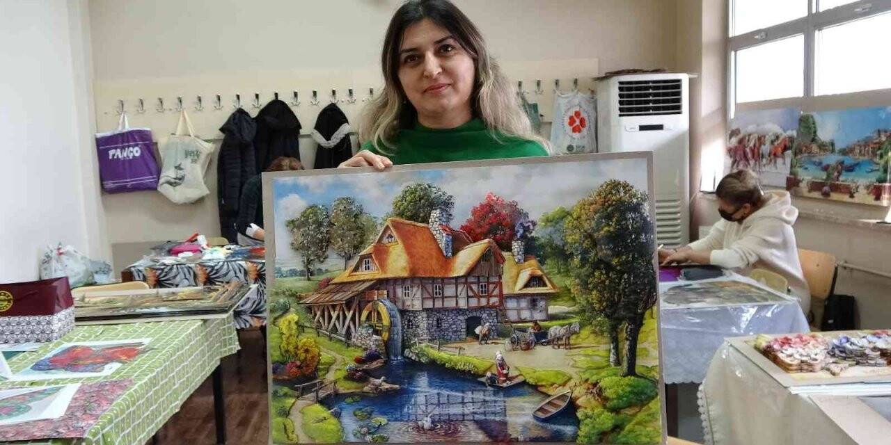 Rölyef kursunda eserler üç boyutlu hale getiriliyor