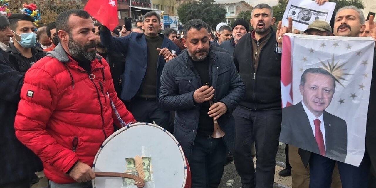 Dövizdeki düşüşe sevinen Malatyalılar,  bu kez de şehir merkezinde halay çektiler, tatlı dağıttılar
