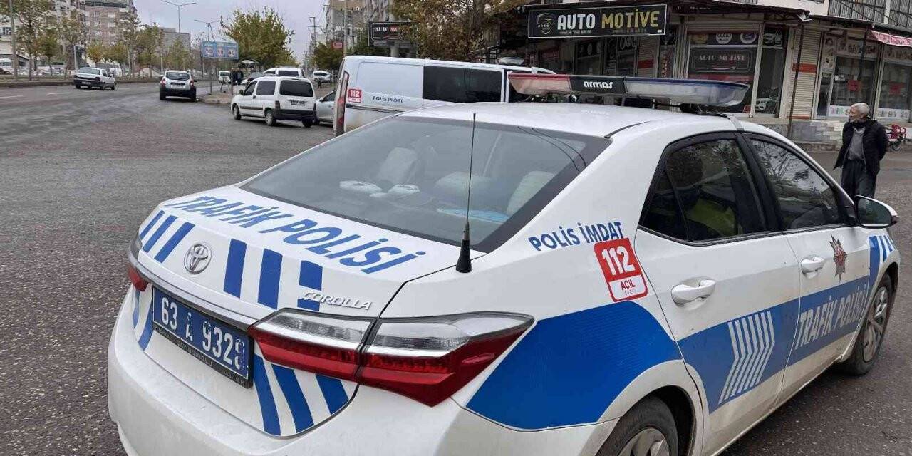 Yolun karşısına geçerken otomobil çarptı