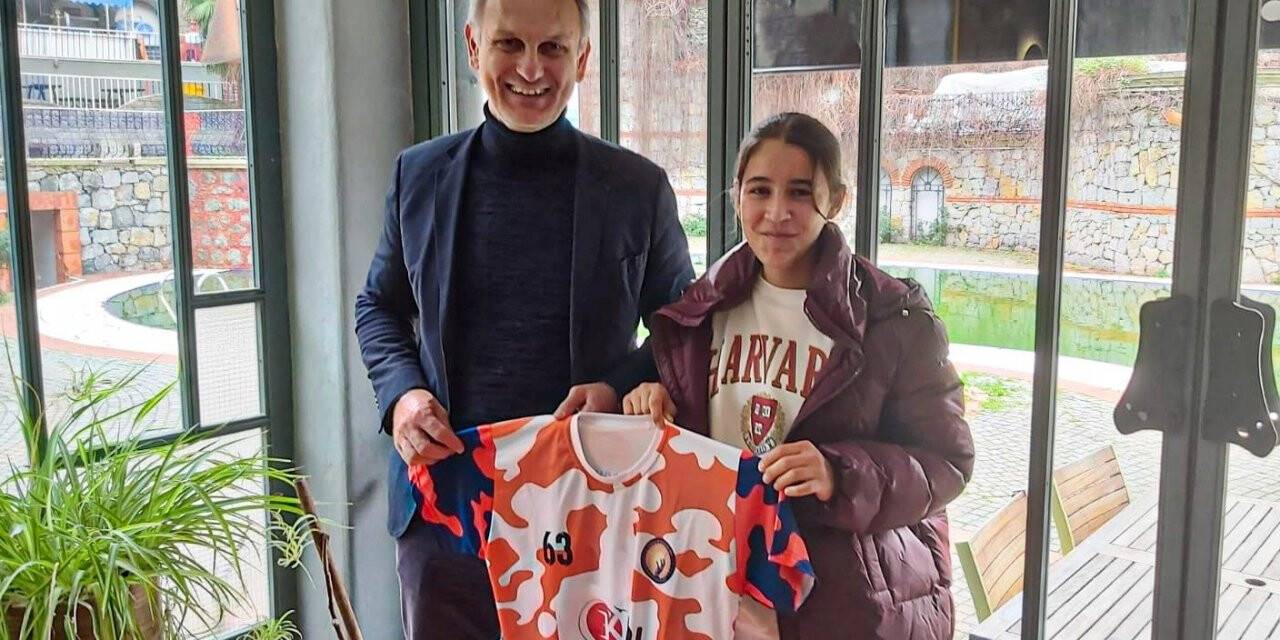 Genç hentbolcu Merve Akpınar’a ödül