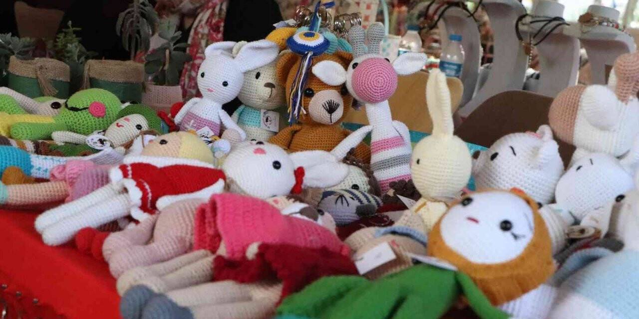 Atakumlu emekçi kadınlardan yılbaşı konseptli pazar