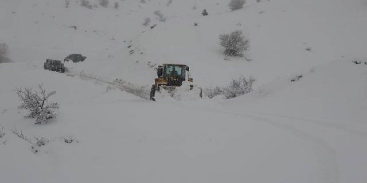 Kar yağdı, 99 yol ulaşıma kapandı