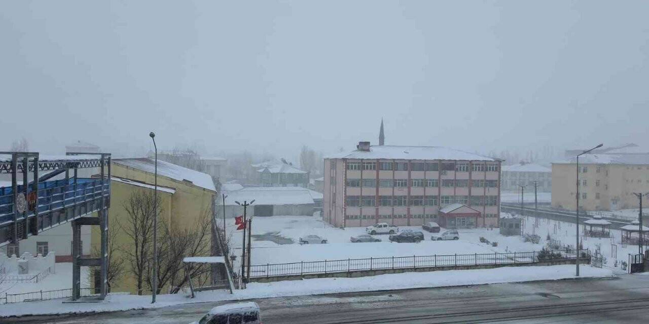 Hamur’da eğitime kar engeli