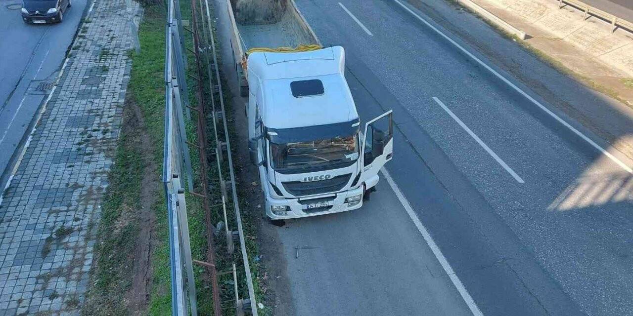Kamyon kupası üzerine devrildi