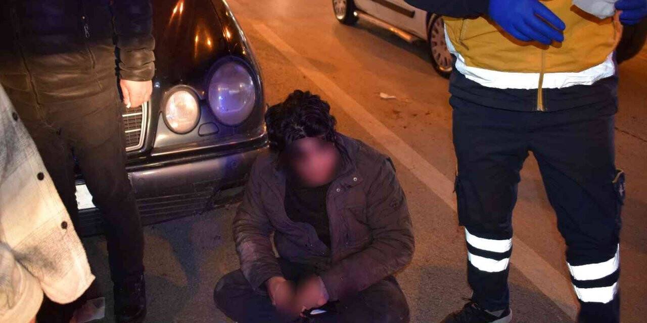 Kazada burnu kırılan motosikletli yolda bağdaş kurup ambulans bekledi