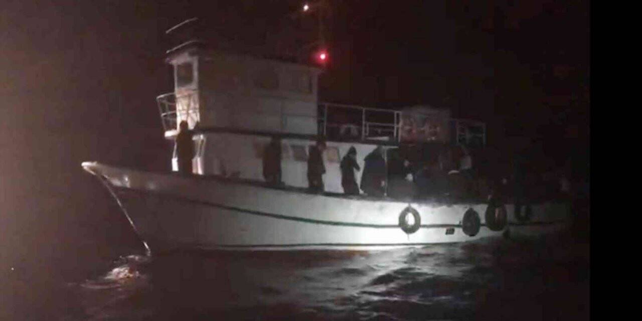 Balıkçı teknesinde 100 göçmen yakalandı