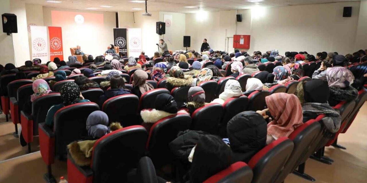 Vali Varol, KYK yurdunda gençlerle bir araya geldi