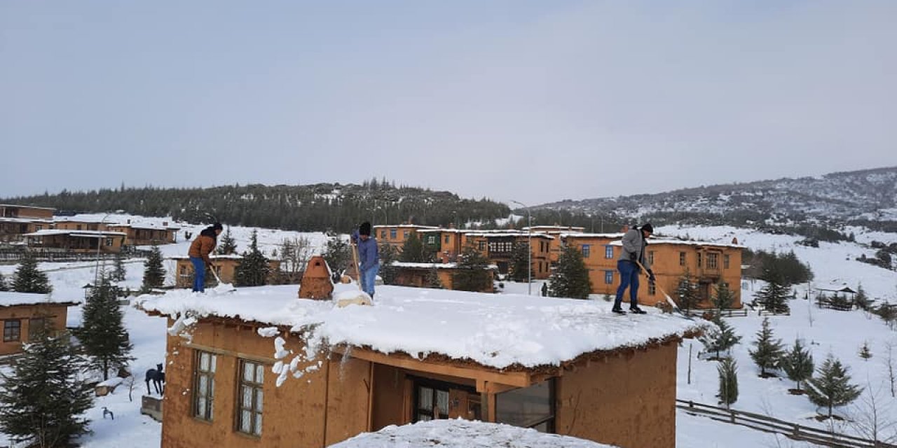 Hüyük'te sanatçılara ait kerpiç evlerin damlarındaki kar küreme mesaisi sürüyor