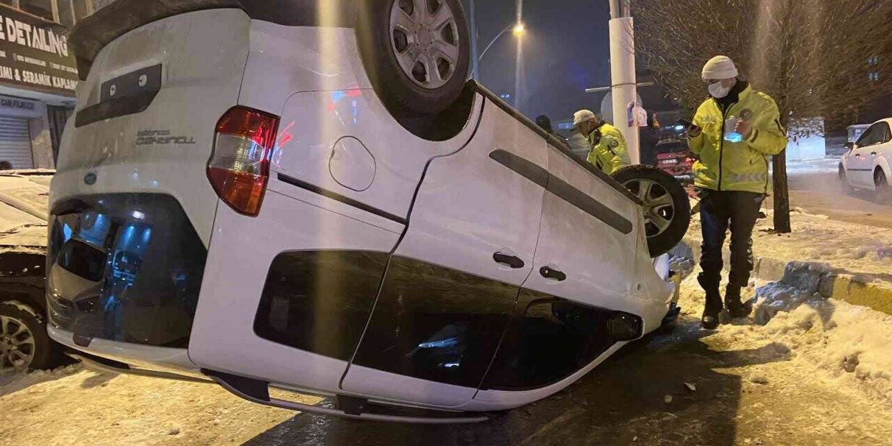 Ağrı’da buzlanan yolda araç takla attı: 2 yaralı