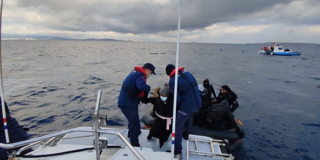 İzmir açıklarında 47 göçmen kurtarıldı