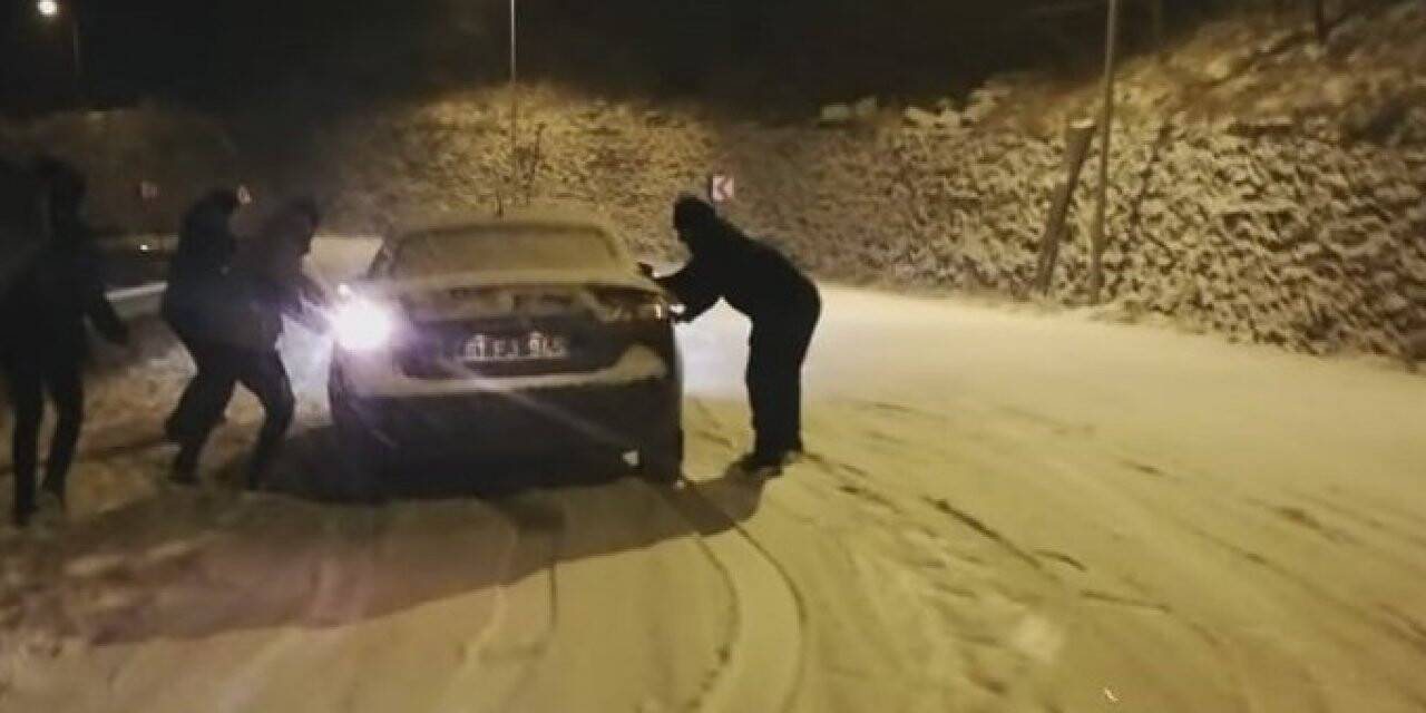 Buz pistine dönen karlı yolda sürücüler zor anlar yaşadı