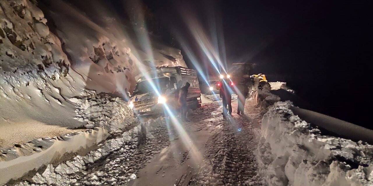 Siirt’te karda mahsur kalan araç kurtarıldı