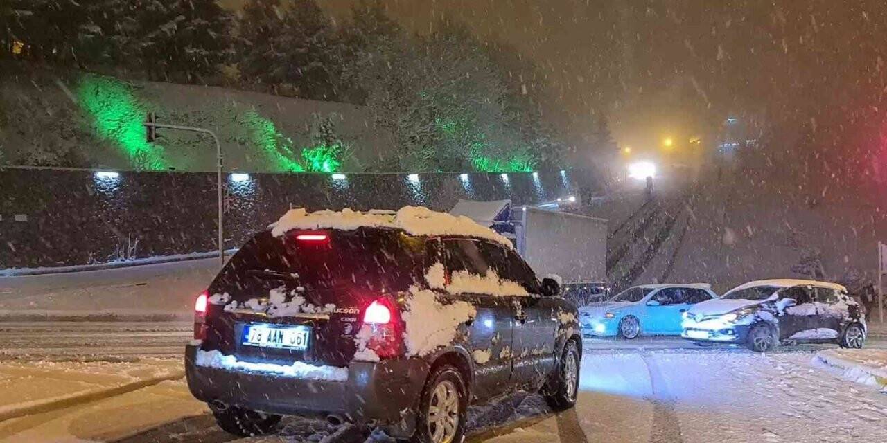 Karabük’te kar trafiği felç etti
