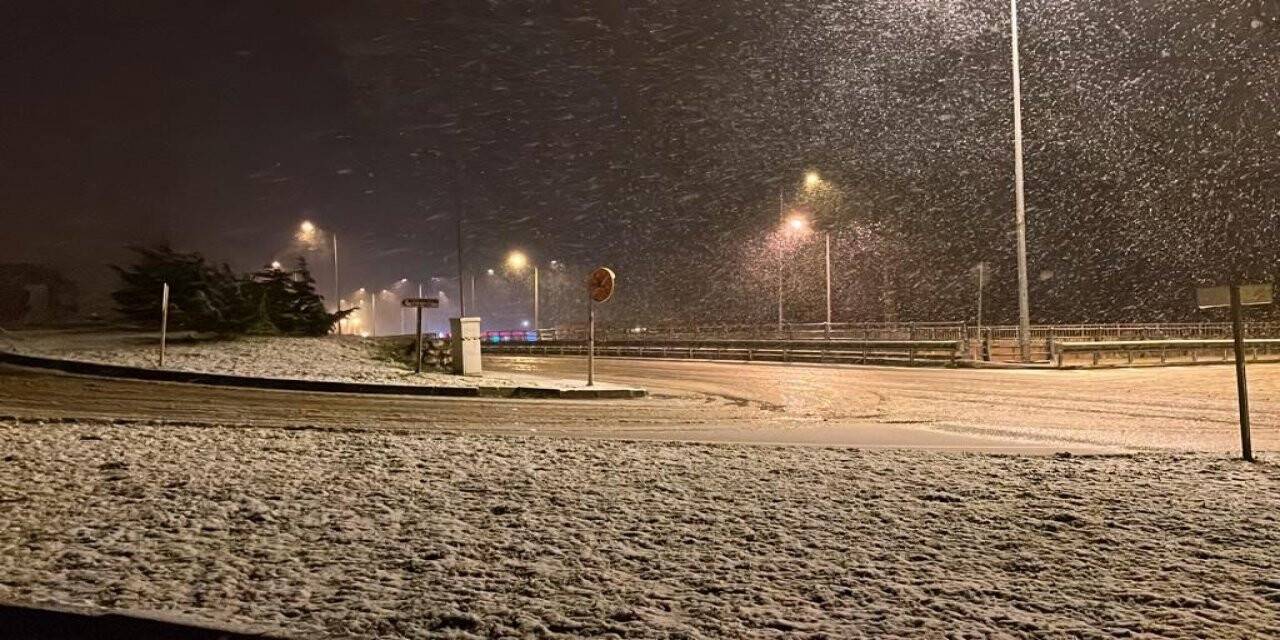Sinop kent merkezine mevsimin ilk karı düştü