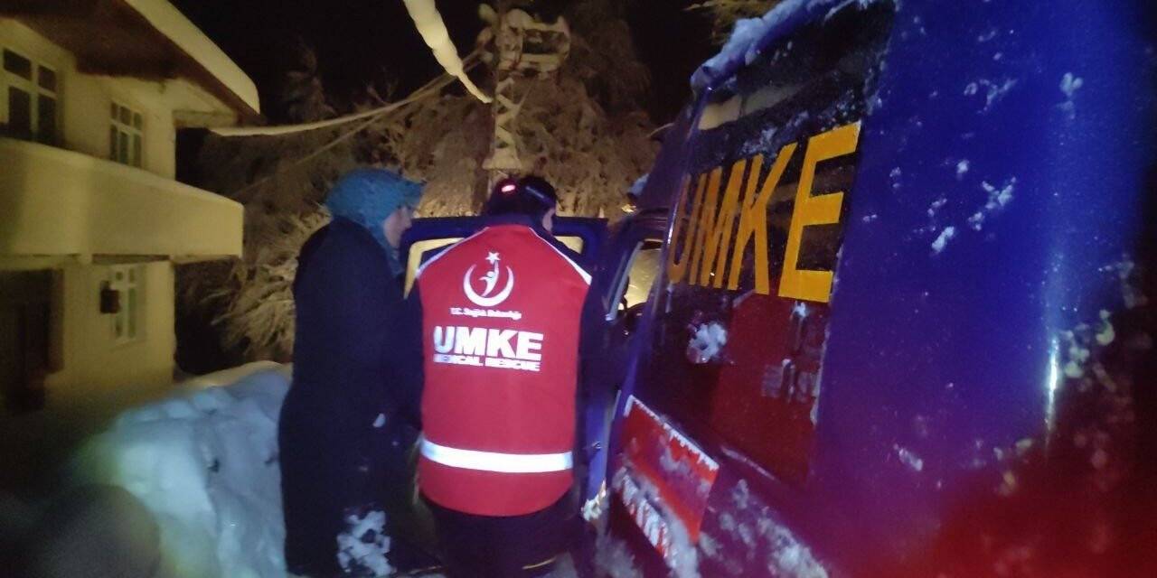 Kar nedeniyle köy yolu kapanan hastanın imdadına UMKE ekipleri yetişti