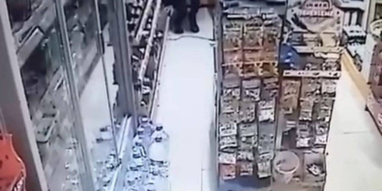 Markete giren hırsız, iş yeri sahibi tarafından sopayla kovalandı