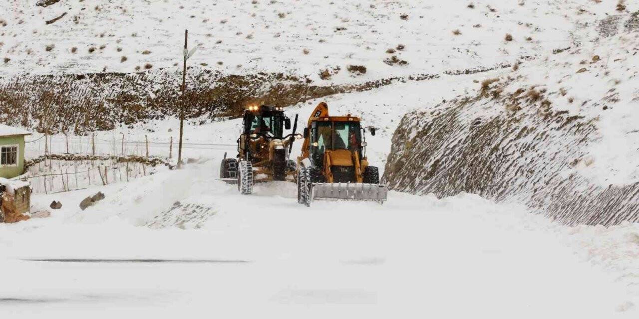 Van Büyükşehir Belediyesinin karla mücadele çalışmaları sürüyor